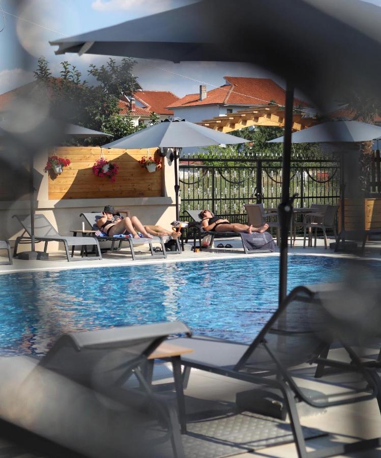 Bujtina Siar Hotel Pogradec Exterior photo